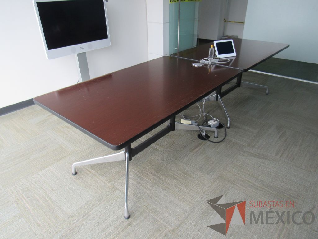 Lote 0001 - 2 Mesas de trabajo Herman Miller, rectangulares con base metálica - Imagen 5