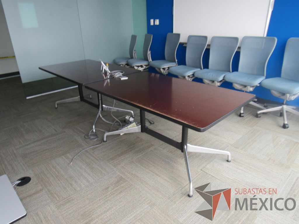 Lote 0001 - 2 Mesas de trabajo Herman Miller, rectangulares con base metálica