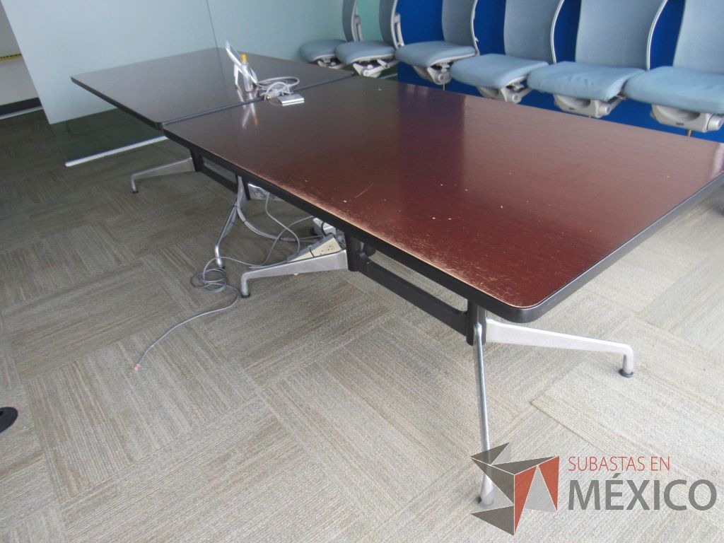 Lote 0001 - 2 Mesas de trabajo Herman Miller, rectangulares con base metálica - Imagen 4