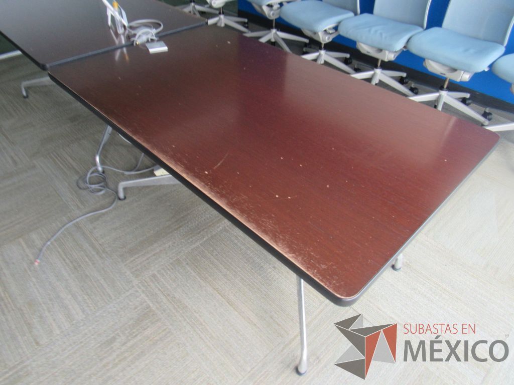Lote 0001 - 2 Mesas de trabajo Herman Miller, rectangulares con base metálica - Imagen 2