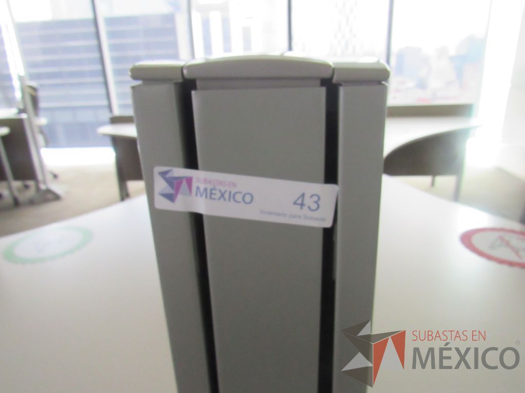 Lote 0098 - 3 Estaciones de trabajo para 6 personas con cubiertas color blanco y mampara metálica color beige - Imagen 2
