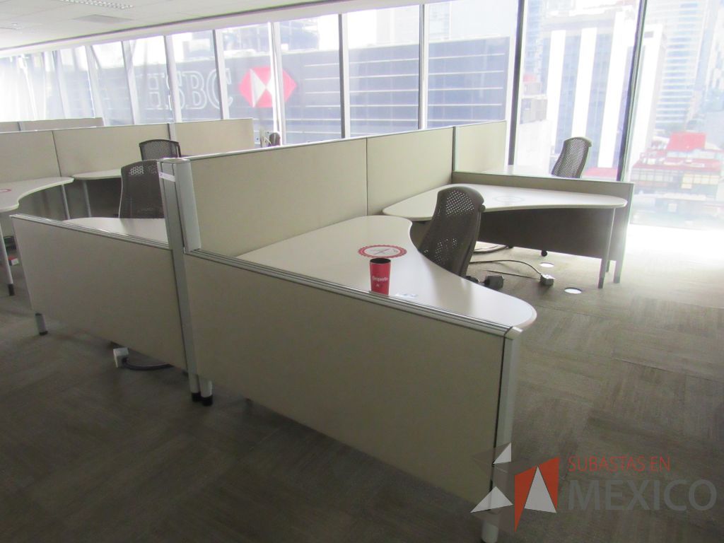 Lote 0098 - 3 Estaciones de trabajo para 6 personas con cubiertas color blanco y mampara metálica color beige - Imagen 3