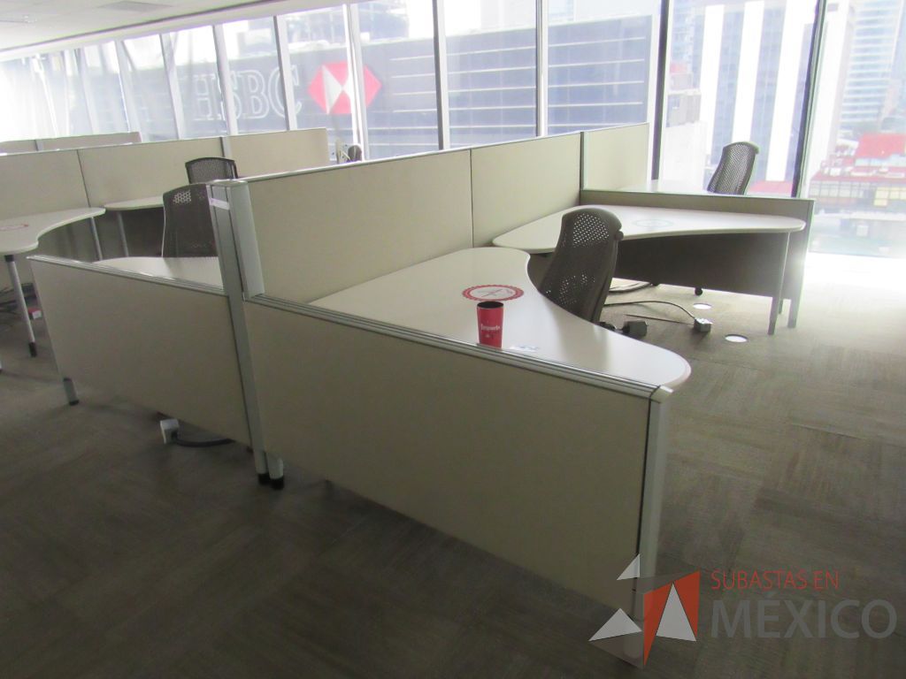 Lote 0098 - 3 Estaciones de trabajo para 6 personas con cubiertas color blanco y mampara metálica color beige - Imagen 4