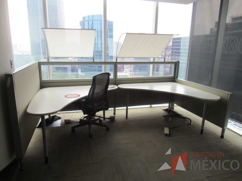 Lote 0436 - 2 Estaciones de trabajo para 2 personas con cubiertas mampara metálica color beige y 2 archiveros móviles de 2 cajones