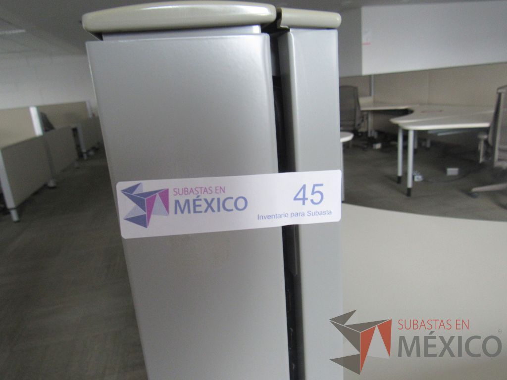 Lote 0080 - Estación de trabajo para 6 personas con cubiertas mampara metálica color beige y 6 archiveros móviles de 2 cajones - Imagen 2