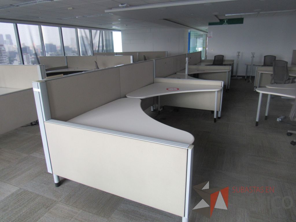 Lote 0080 - Estación de trabajo para 6 personas con cubiertas mampara metálica color beige y 6 archiveros móviles de 2 cajones