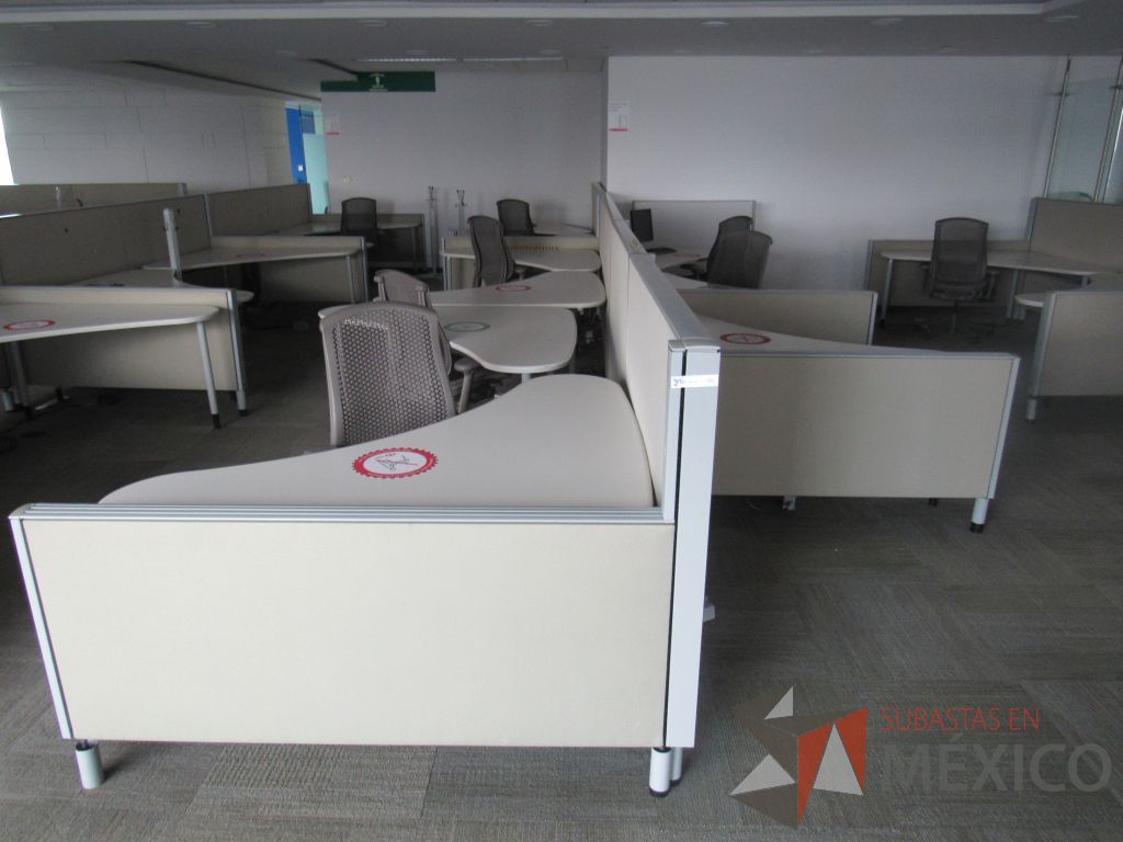 Lote 0052 -Estación de trabajo para 9 personas con cubiertas mampara metálica color beige y 9 archiveros móviles de 2 cajones - Imagen 2