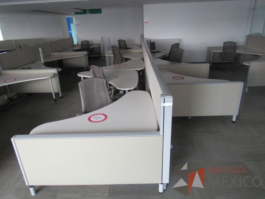 Lote 0052 -Estación de trabajo para 9 personas con cubiertas mampara metálica color beige y 9 archiveros móviles de 2 cajones - Imagen 3