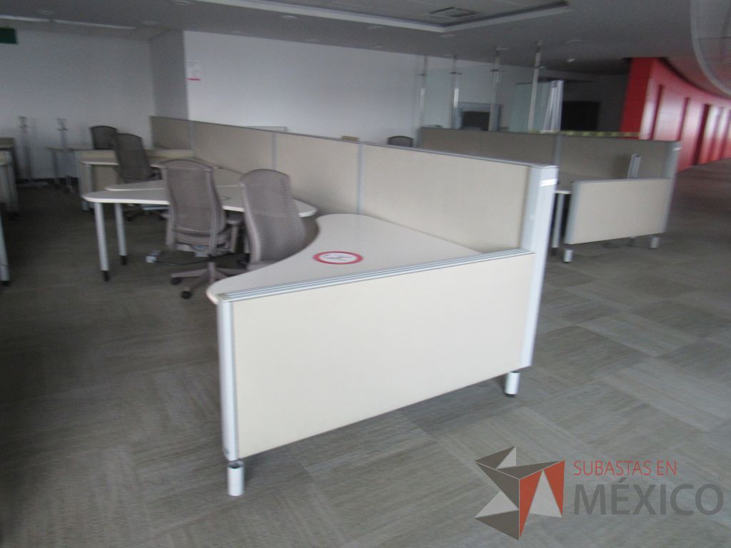 Lote 0052 -Estación de trabajo para 9 personas con cubiertas mampara metálica color beige y 9 archiveros móviles de 2 cajones
