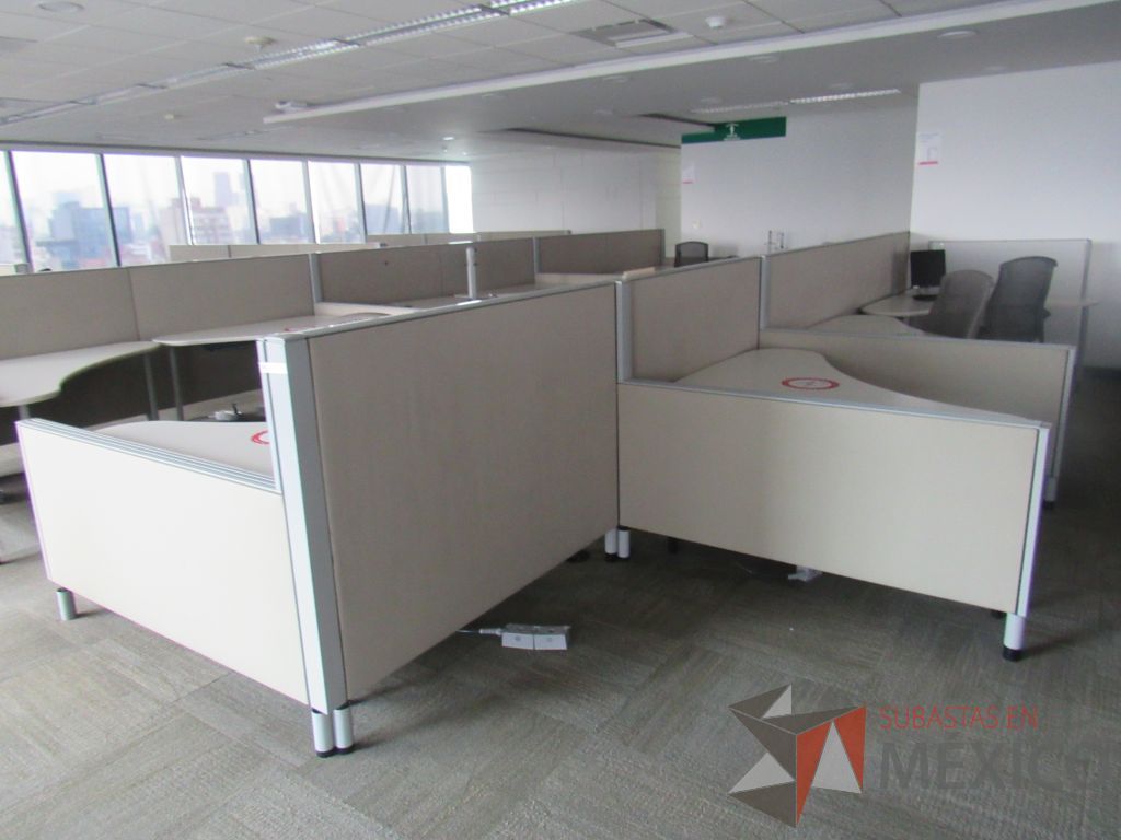 Lote 0052 -Estación de trabajo para 9 personas con cubiertas mampara metálica color beige y 9 archiveros móviles de 2 cajones - Imagen 4