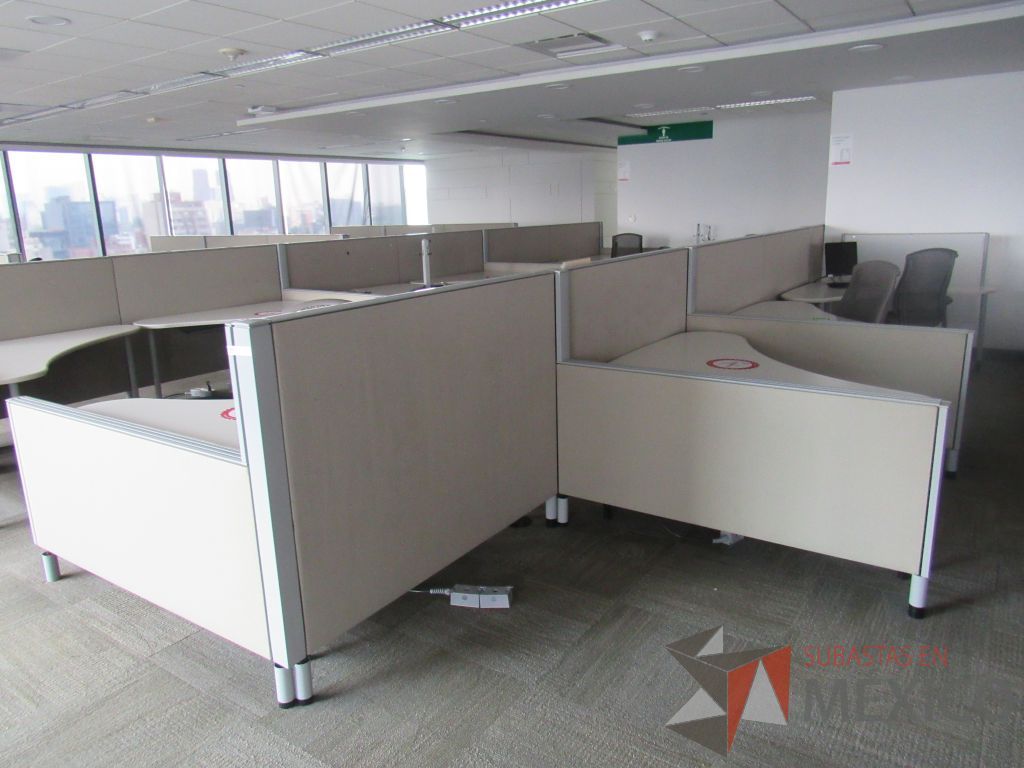 Lote 0052 -Estación de trabajo para 9 personas con cubiertas mampara metálica color beige y 9 archiveros móviles de 2 cajones - Imagen 5