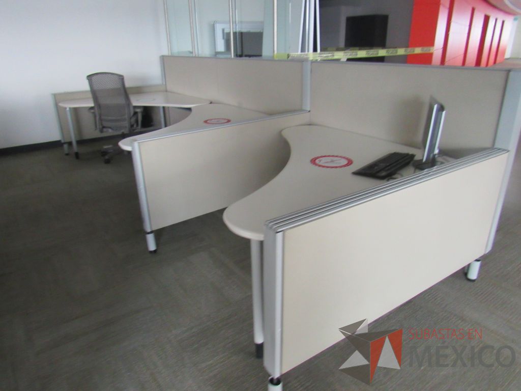 Lote 0053 - Estación de trabajo para 3 personas con cubiertas mampara metálica color beige y 3 archiveros móviles de 2 cajones