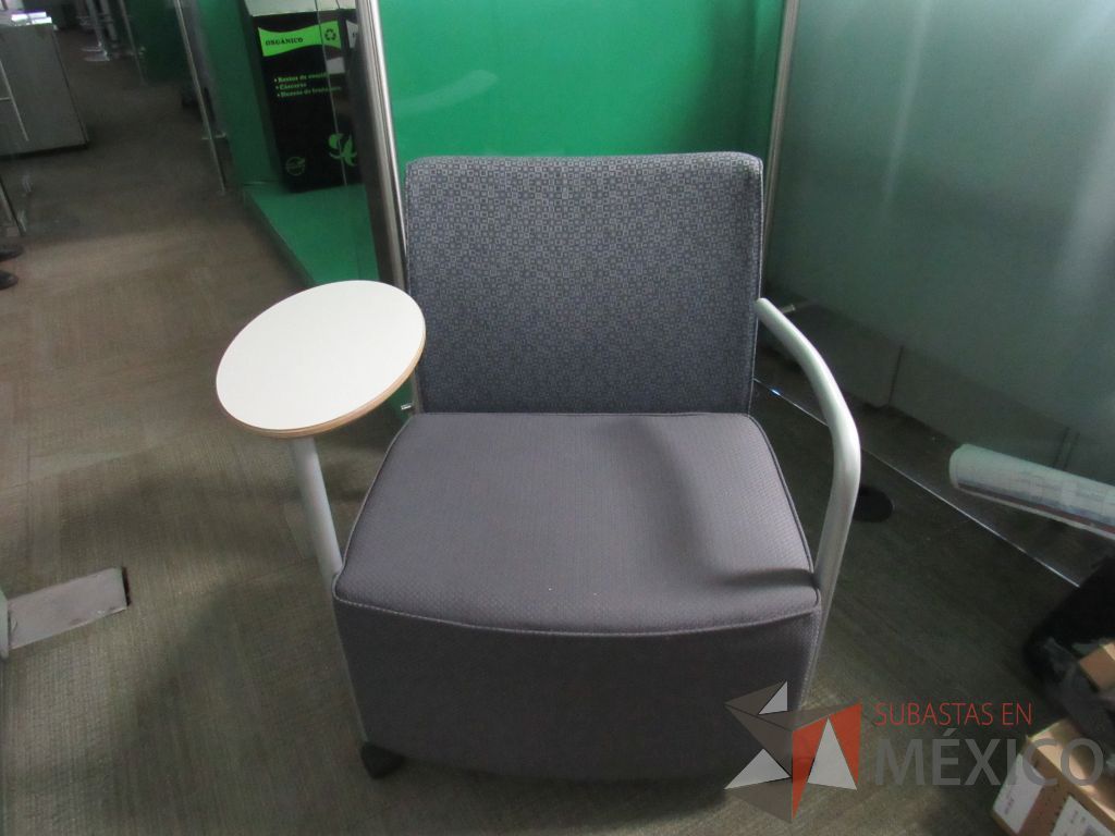 Lote 0995 - Sillón Herman Miller Celeste con paleta, 2 ruedas, descansa brazos, asiento y respaldo en tela color gris