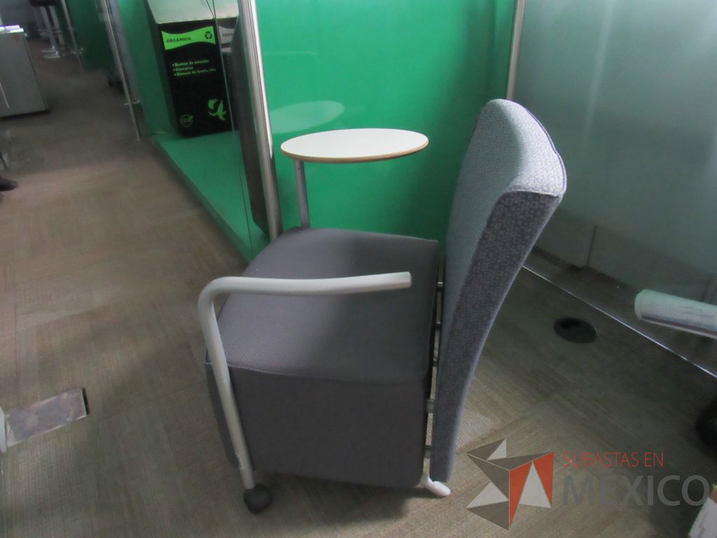 Lote 0995 - Sillón Herman Miller Celeste con paleta, 2 ruedas, descansa brazos, asiento y respaldo en tela color gris - Imagen 3