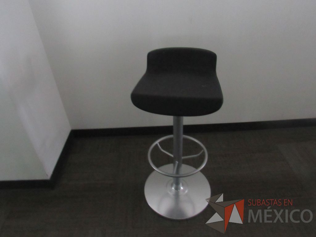 Lote 0344 - 3 Bancos con asiento liso color negro, descansa pies y base metálica color gris - Imagen 2