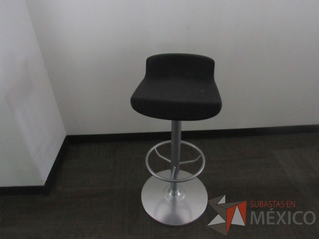 Lote 0344 - 3 Bancos con asiento liso color negro, descansa pies y base metálica color gris - Imagen 3