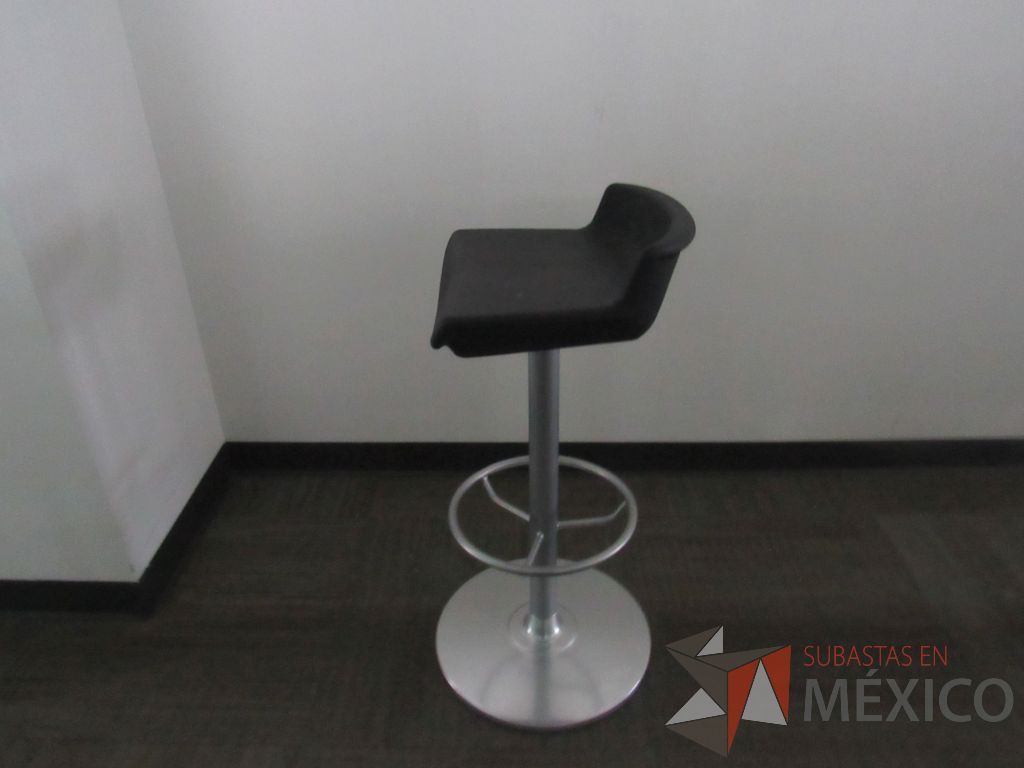 Lote 0344 - 3 Bancos con asiento liso color negro, descansa pies y base metálica color gris - Imagen 4