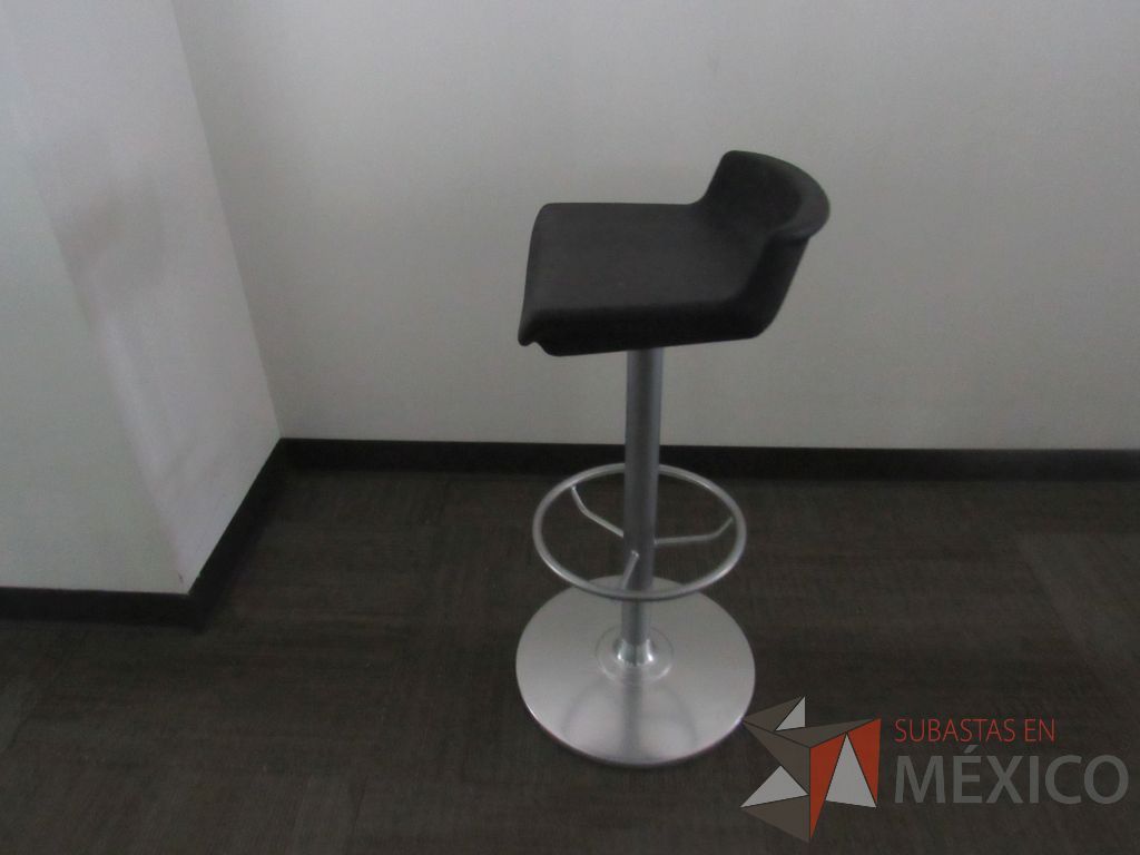 Lote 0344 - 3 Bancos con asiento liso color negro, descansa pies y base metálica color gris - Imagen 5