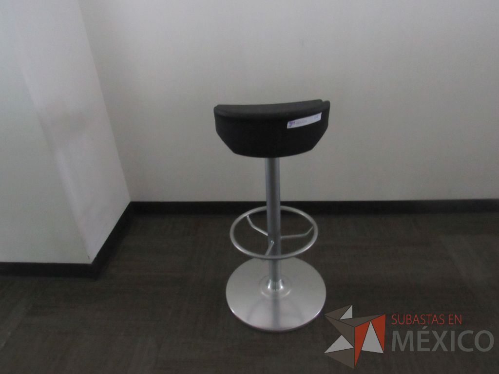 Lote 0079 - 3 Bancos con asiento liso color negro, descansa pies y base metálica color gris - Imagen 5