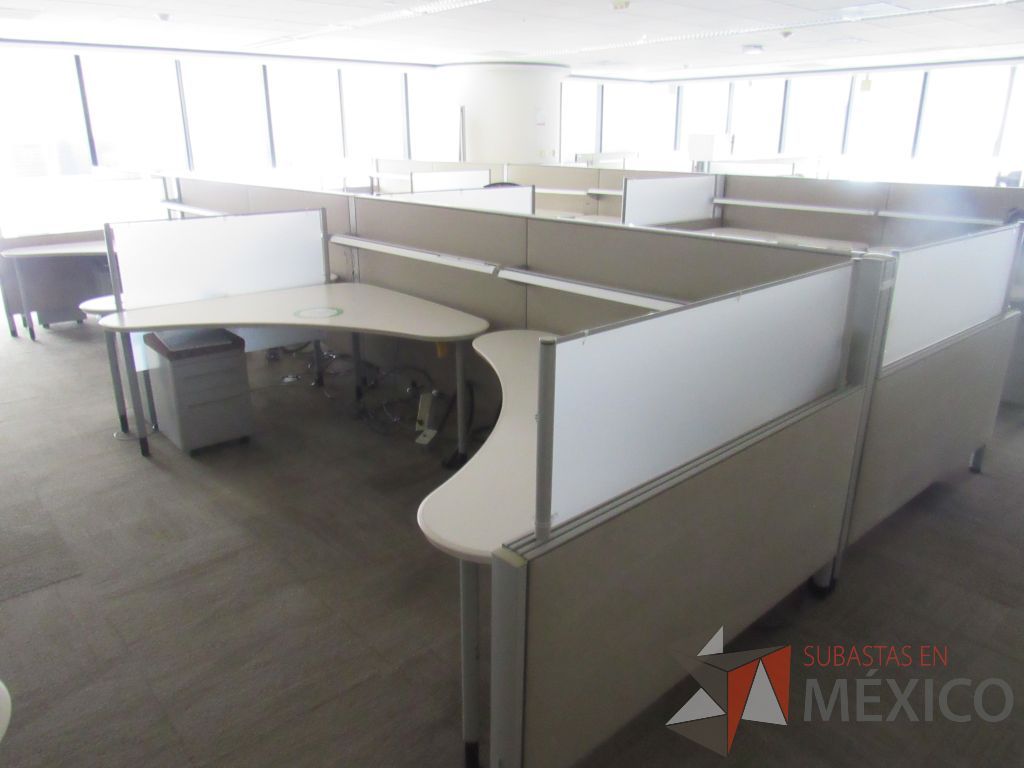 Lote 0410- Estación de trabajo para 10 personas con cubiertas mampara metálica color beige y 10 archiveros móviles de 2 cajones - Imagen 2