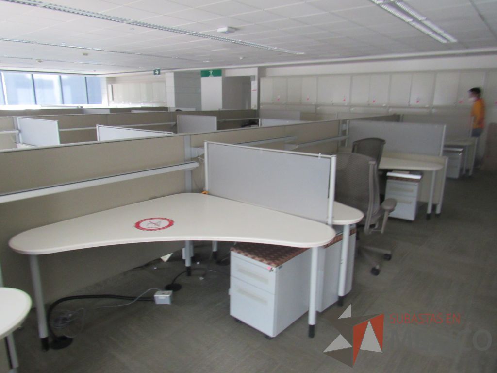 Lote 0411 - Estación de trabajo para 10 personas con cubiertas mampara metálica color beige y 10 archiveros móviles de 2 cajones - Imagen 3