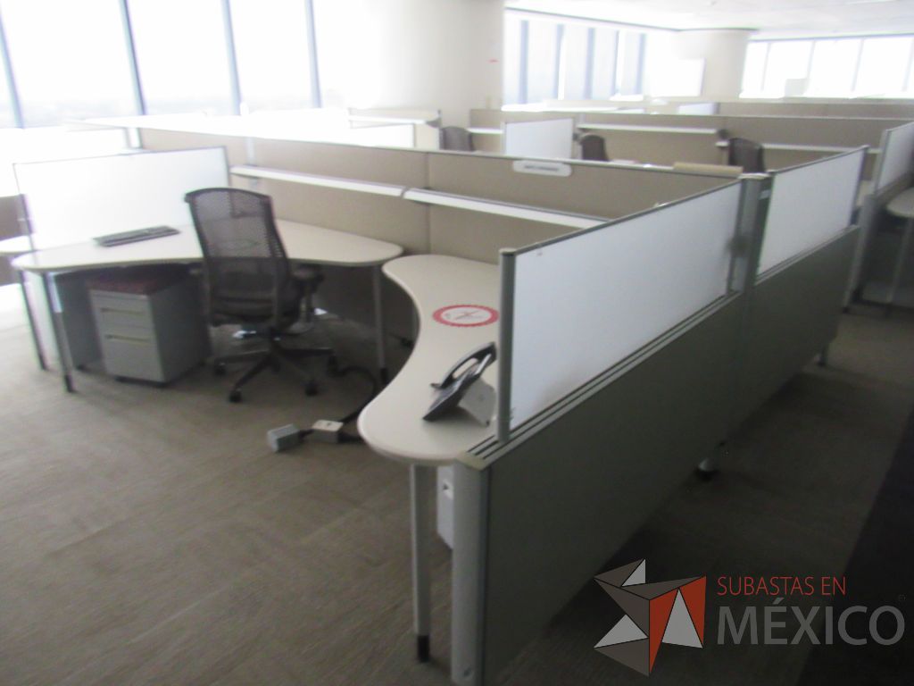 Lote 0413 - Estación de trabajo para 8 personas con cubiertas mampara metálica color beige y 8 archiveros móviles de 2 cajones - Imagen 2