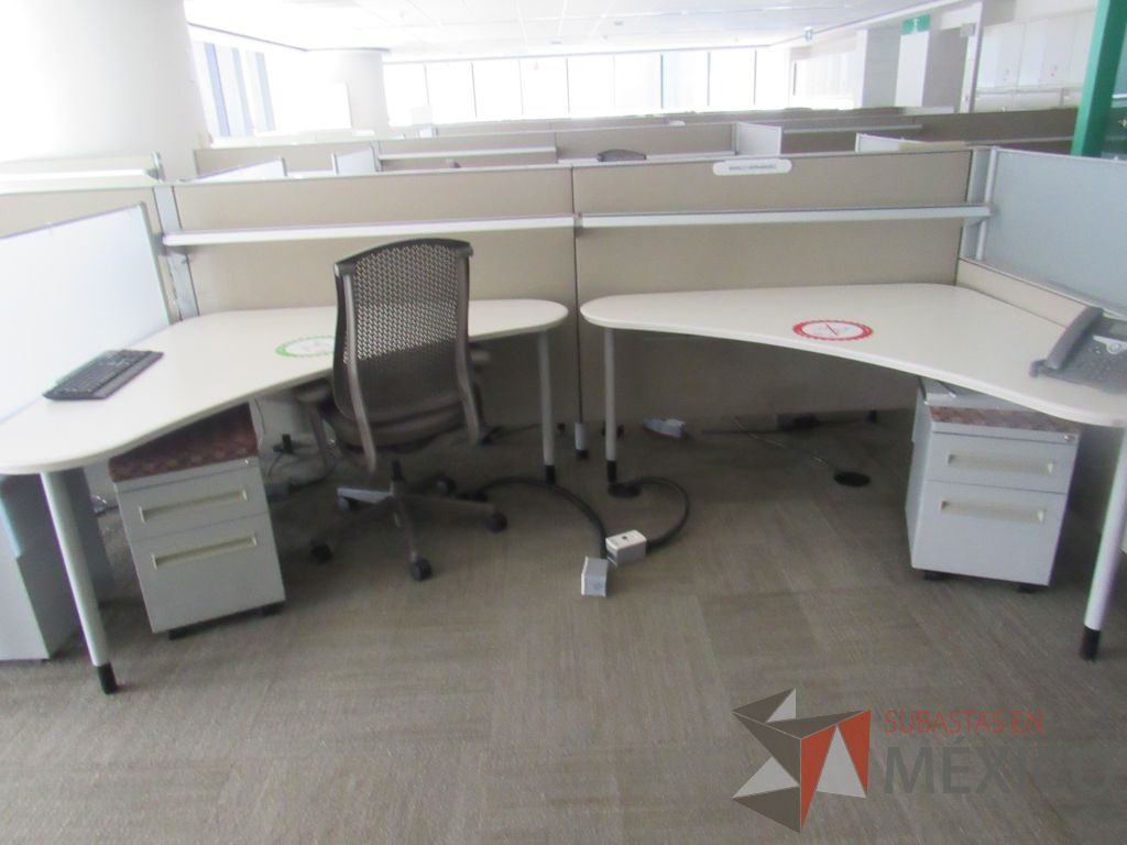 Lote 0413 - Estación de trabajo para 8 personas con cubiertas mampara metálica color beige y 8 archiveros móviles de 2 cajones - Imagen 3