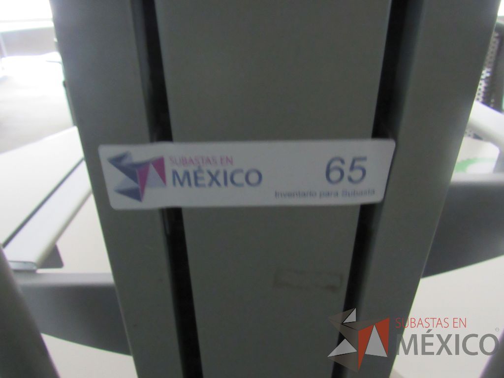 Lote 0420 - Estación de trabajo para 7 personas con cubiertas mampara metálica color beige y 7 archiveros móviles de 2 cajones - Imagen 5