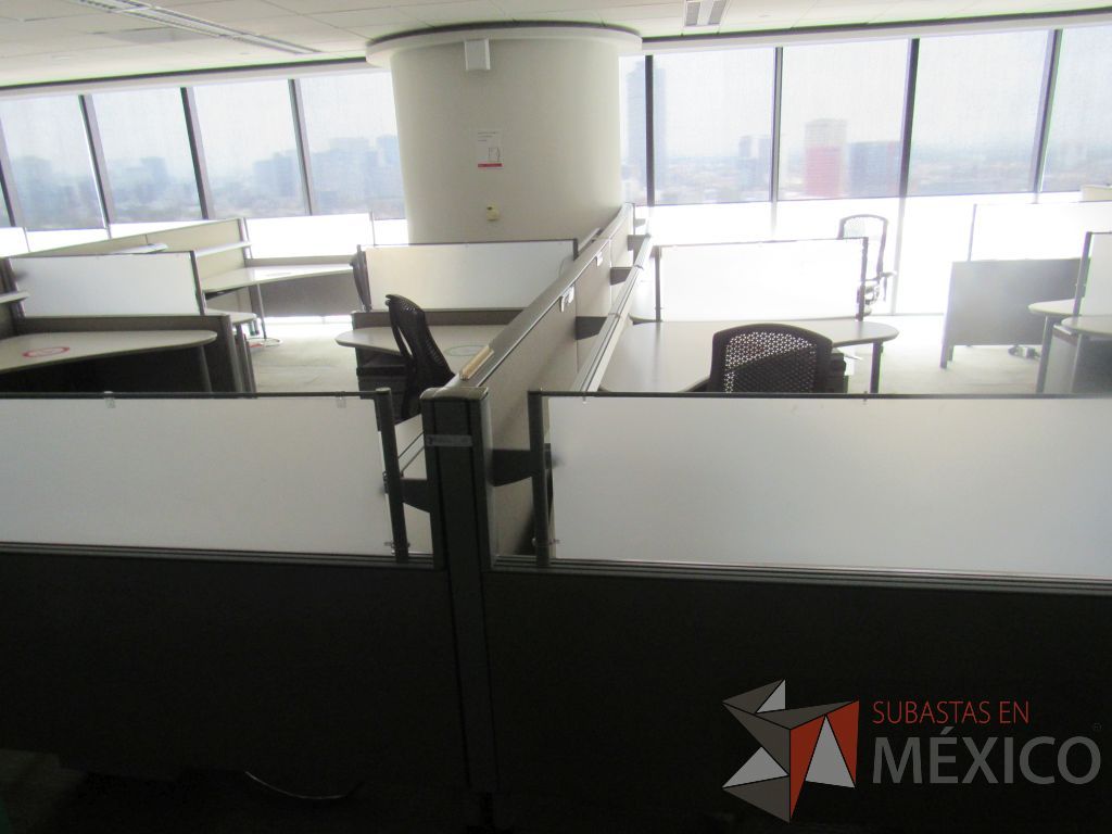 Lote 0420 - Estación de trabajo para 7 personas con cubiertas mampara metálica color beige y 7 archiveros móviles de 2 cajones - Imagen 6