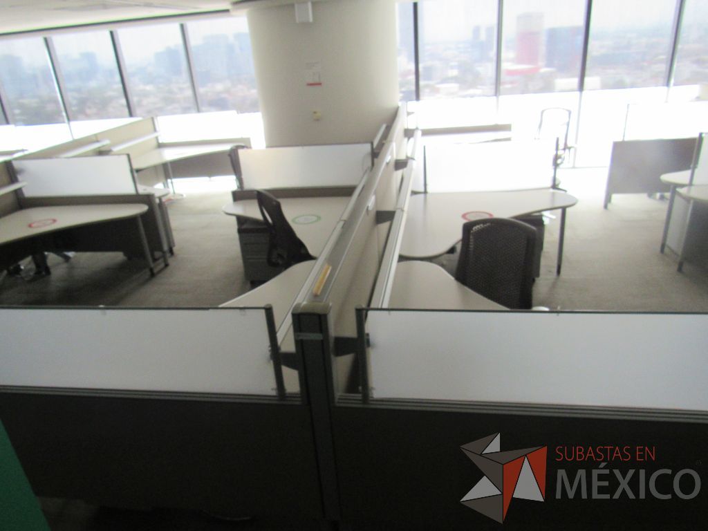 Lote 0420 - Estación de trabajo para 7 personas con cubiertas mampara metálica color beige y 7 archiveros móviles de 2 cajones - Imagen 2