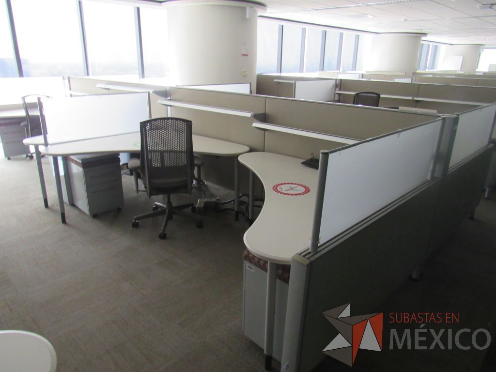 Lote 0421 - 2 Estaciones de trabajo para 8 personas con cubiertas mampara metálica color beige y 8 archiveros móviles de 2 cajones - Imagen 3