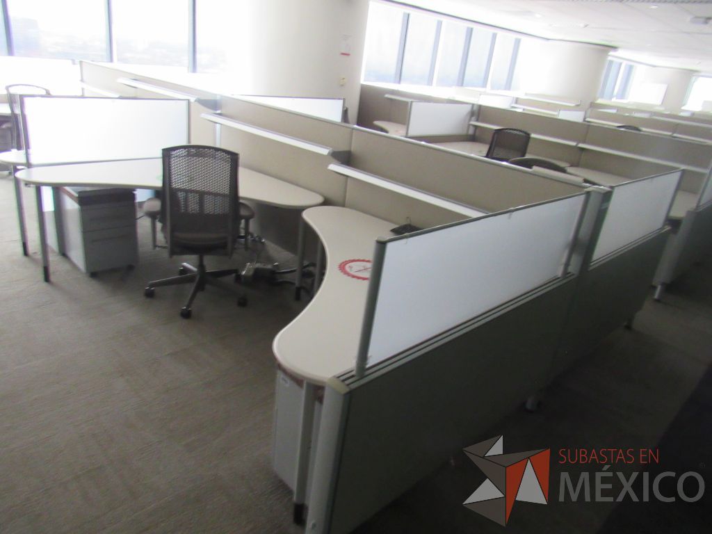Lote 0421 - 2 Estaciones de trabajo para 8 personas con cubiertas mampara metálica color beige y 8 archiveros móviles de 2 cajones - Imagen 4