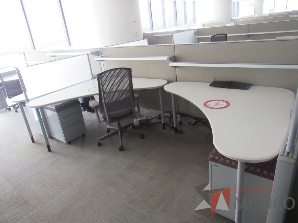 Lote 0421 - 2 Estaciones de trabajo para 8 personas con cubiertas mampara metálica color beige y 8 archiveros móviles de 2 cajones - Imagen 5