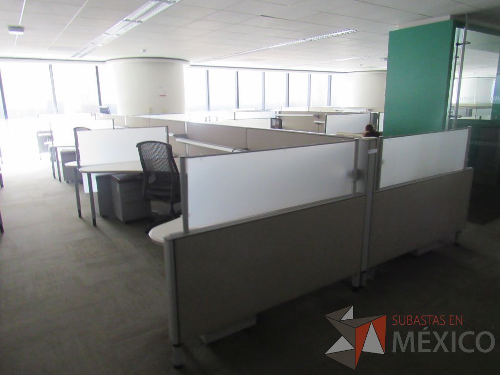 Lote 0422 - Estación de trabajo para 11 personas con cubiertas mampara metálica color beige y 11 archiveros móviles de 2 cajones - Imagen 2