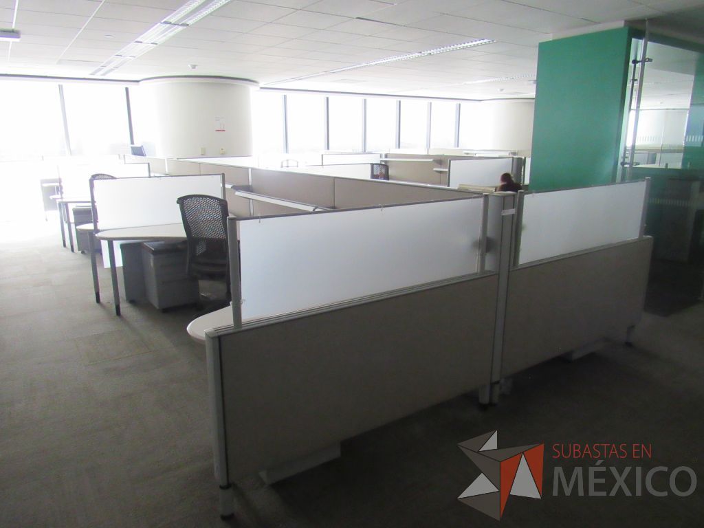 Lote 0422 - Estación de trabajo para 11 personas con cubiertas mampara metálica color beige y 11 archiveros móviles de 2 cajones - Imagen 3