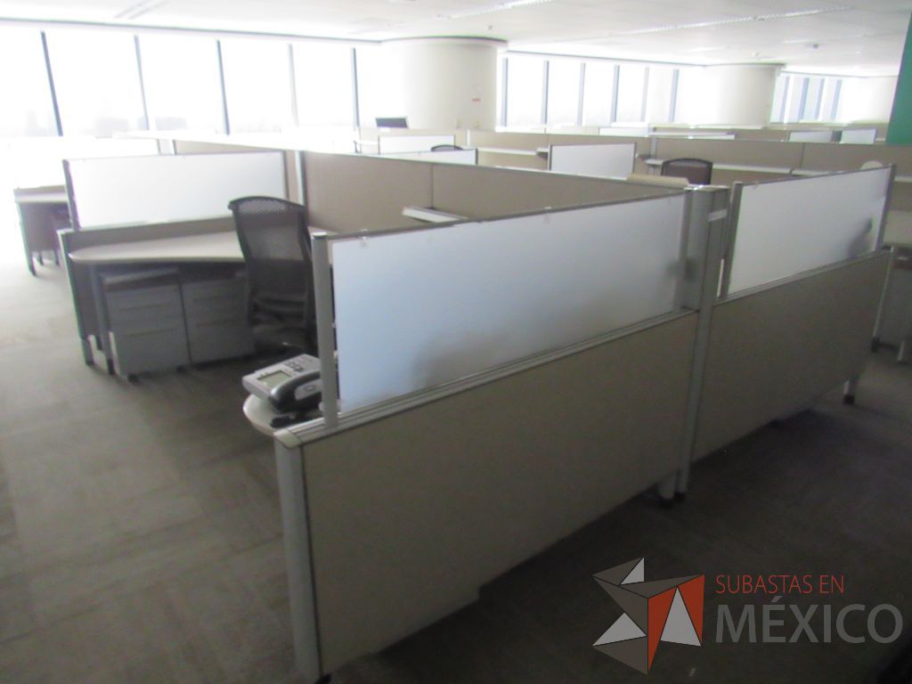 Lote 0423 - Estación de trabajo para 12 personas con cubiertas mampara metálica color beige y 12 archiveros móviles de 2 cajones - Imagen 2