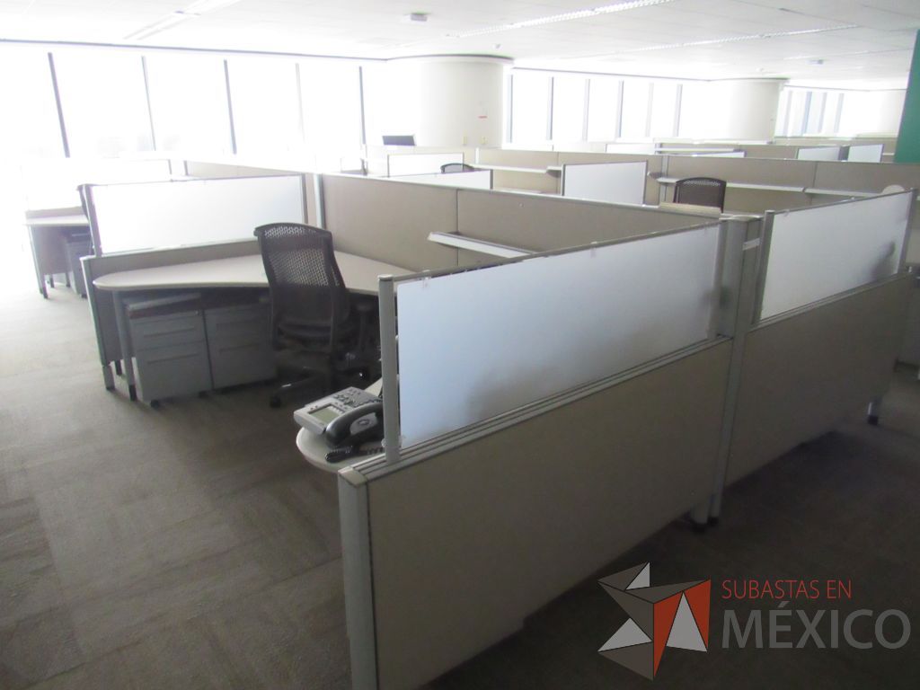 Lote 0423 - Estación de trabajo para 12 personas con cubiertas mampara metálica color beige y 12 archiveros móviles de 2 cajones - Imagen 3