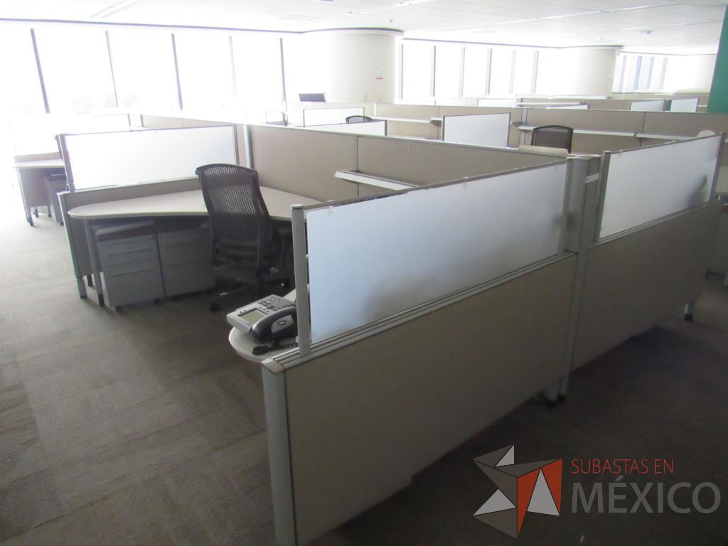 Lote 0423 - Estación de trabajo para 12 personas con cubiertas mampara metálica color beige y 12 archiveros móviles de 2 cajones - Imagen 4