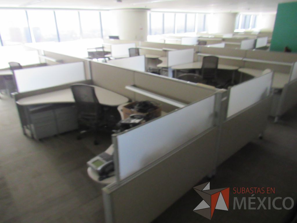 Lote 0423 - Estación de trabajo para 12 personas con cubiertas mampara metálica color beige y 12 archiveros móviles de 2 cajones - Imagen 5