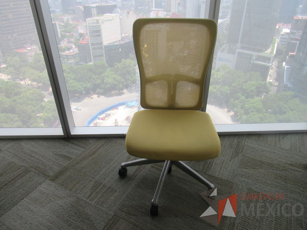 Lote 0440 - Silla operativa con ruedas, asiento en tela y respaldo en malla color amarillo - Imagen 2
