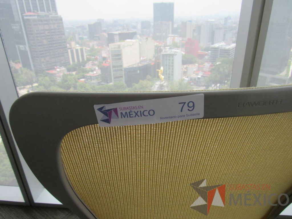 Lote 0440 - Silla operativa con ruedas, asiento en tela y respaldo en malla color amarillo - Imagen 3