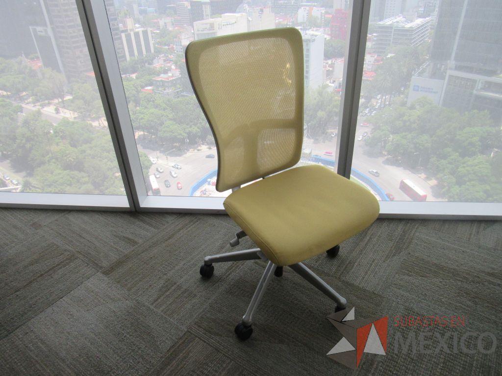 Lote 0440 - Silla operativa con ruedas, asiento en tela y respaldo en malla color amarillo - Imagen 4