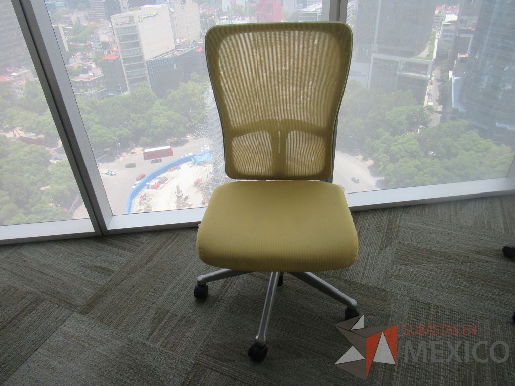 Lote 0440 - Silla operativa con ruedas, asiento en tela y respaldo en malla color amarillo