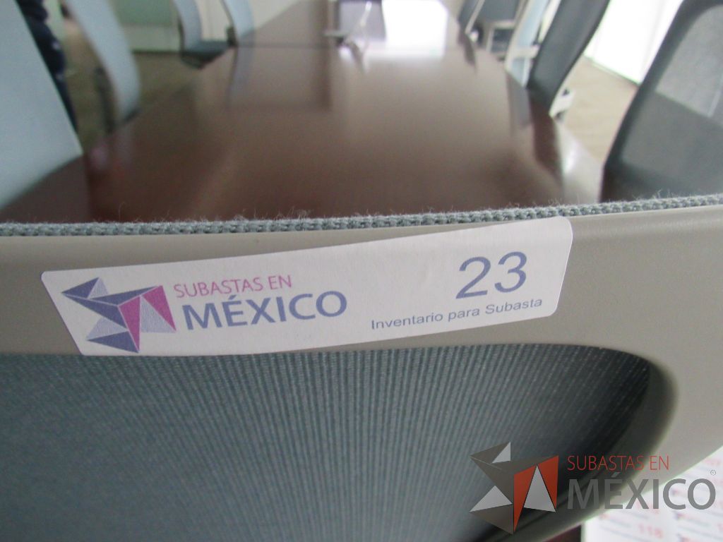 Lote 0033 - 2 Sillas operativas con ruedas, asiento en tela y respaldo en malla color azul - Imagen 11