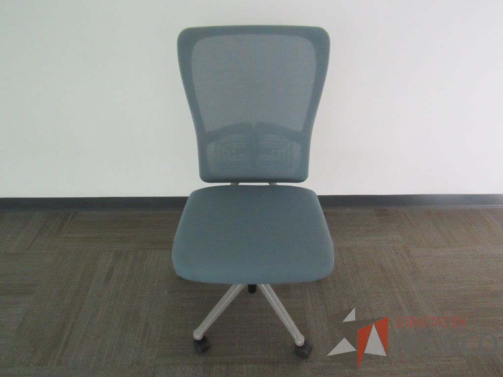 Lote 0033 - 2 Sillas operativas con ruedas, asiento en tela y respaldo en malla color azul - Imagen 10