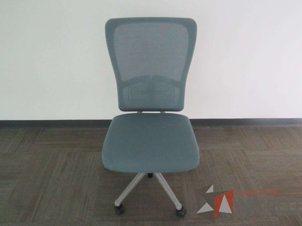 Lote 0033 - 2 Sillas operativas con ruedas, asiento en tela y respaldo en malla color azul - Imagen 9