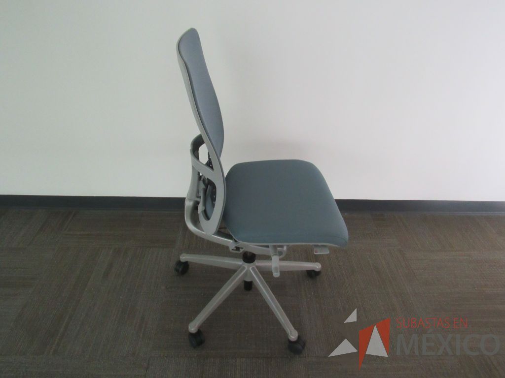 Lote 0033 - 2 Sillas operativas con ruedas, asiento en tela y respaldo en malla color azul - Imagen 8