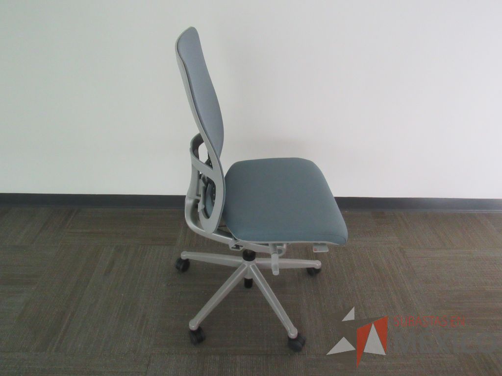 Lote 0033 - 2 Sillas operativas con ruedas, asiento en tela y respaldo en malla color azul - Imagen 7