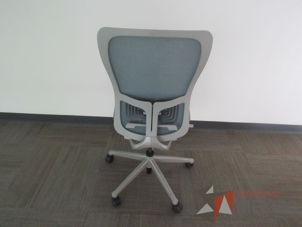 Lote 0033 - 2 Sillas operativas con ruedas, asiento en tela y respaldo en malla color azul - Imagen 6
