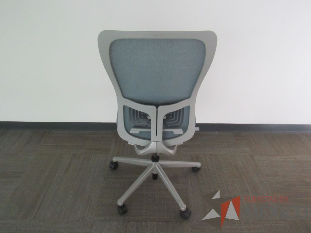 Lote 0033 - 2 Sillas operativas con ruedas, asiento en tela y respaldo en malla color azul - Imagen 5